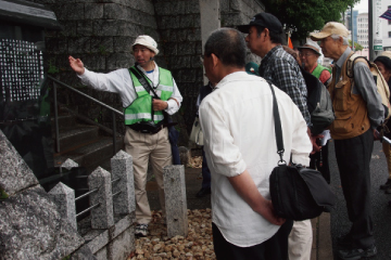 写真：史跡を説明している様子