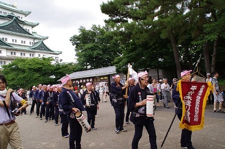 写真：名古屋城本丸御殿の棟木を曳いています。