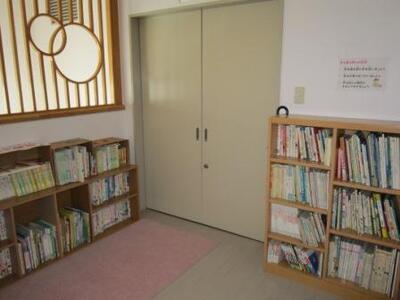 写真:2階図書コーナー