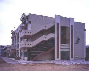 写真：名塚中学校格技場棟