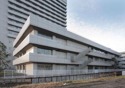 写真：名古屋市立大学病院外来診療棟