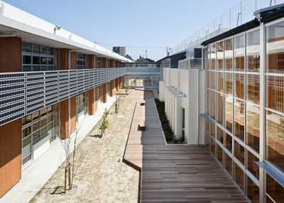 植田東小学校中庭写真