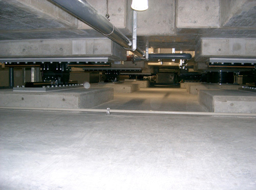 本庁舎免震装置写真