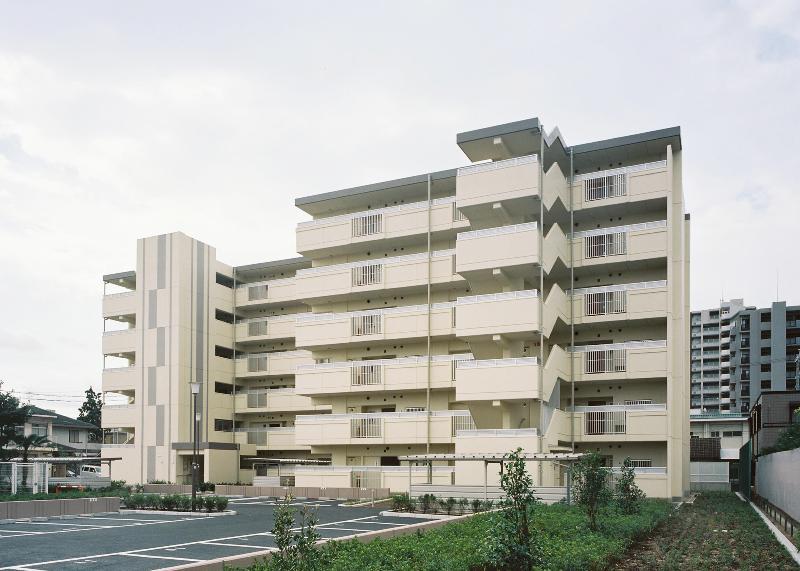 写真：駐車場からの廊下側斜め全景。