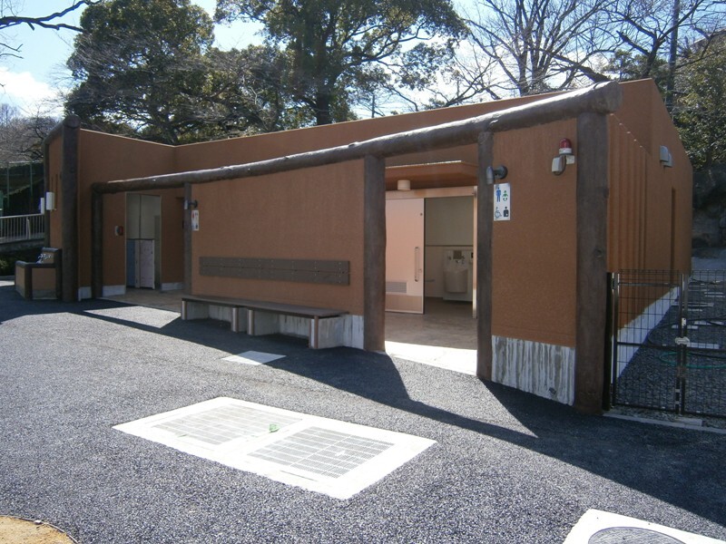 写真：入口斜め正面からの全景。