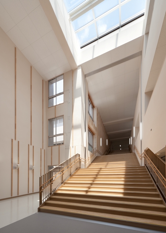 写真：メインの大階段を下から仰ぎ見る。