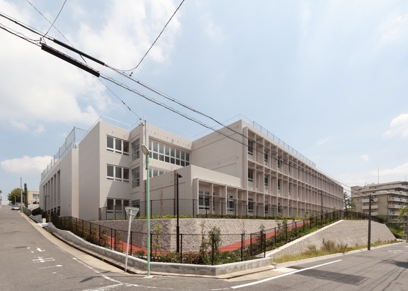 写真：周辺道路から南西面の外観。