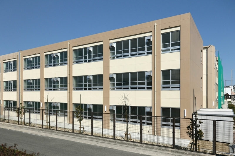 写真：周辺道路からの全景。