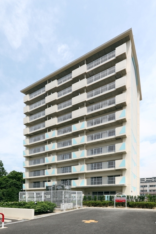 写真：バルコニー側の斜め全景。（小城南荘）