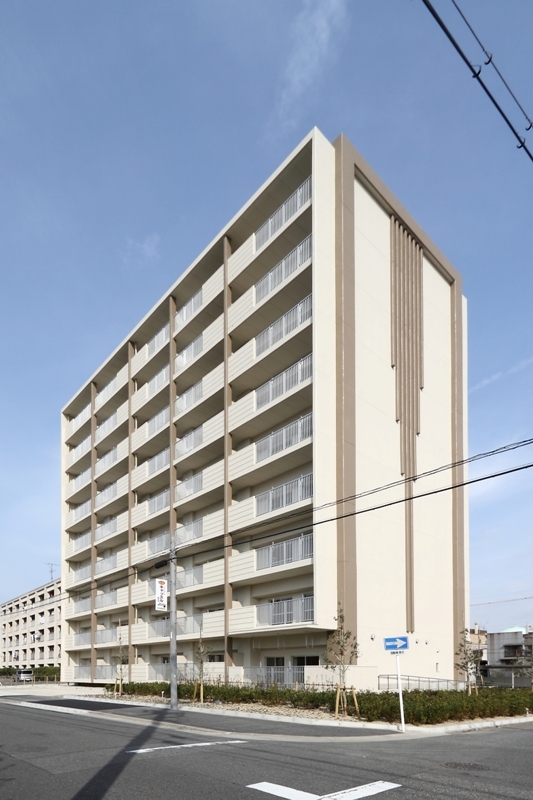 写真：バルコニー側（前面道路から）の斜め全景。