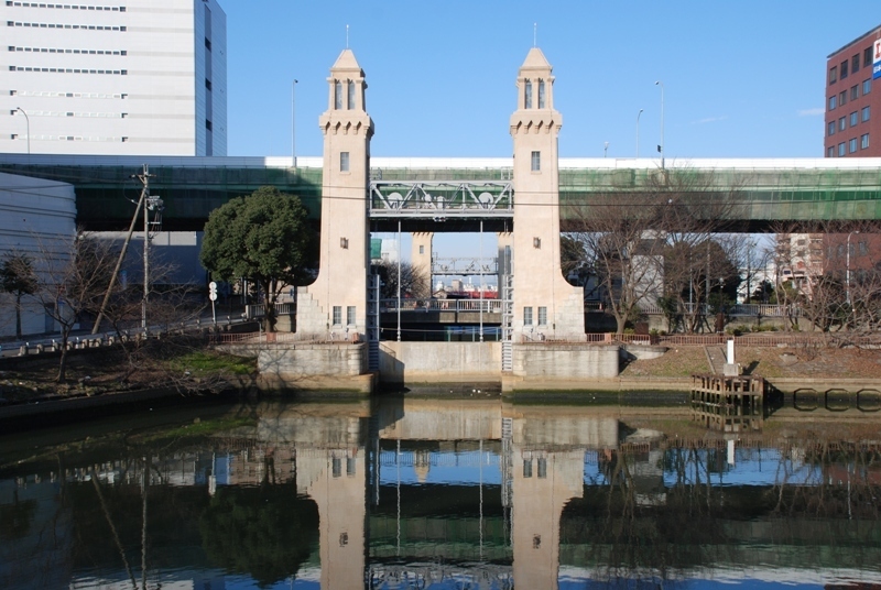 写真：東側（川側）からの全景。川面に鏡像が写る。