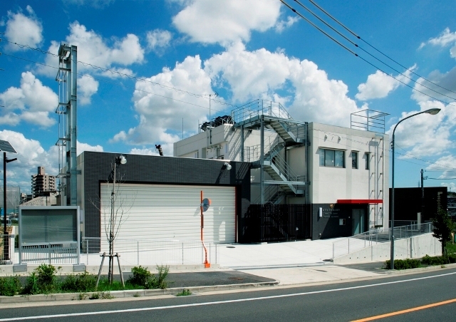 写真：北西側からの全景。手前側が車庫で後方側が事務所。