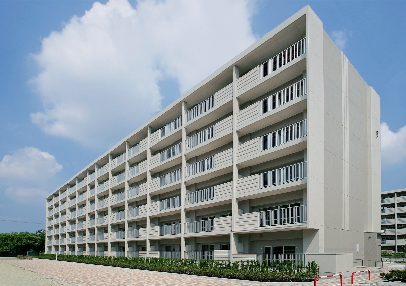 写真：バルコニー側の斜め全景。（仲田荘3棟）