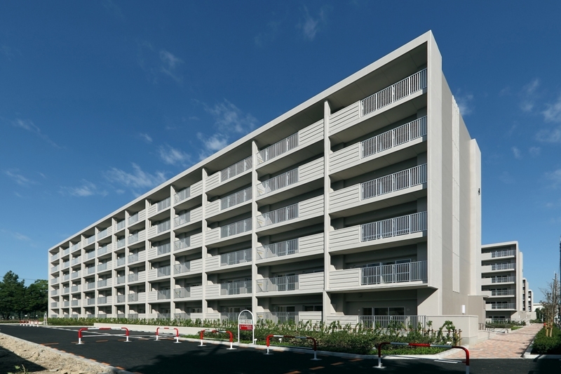 写真：バルコニー側の斜め全景。（仲田荘4棟）