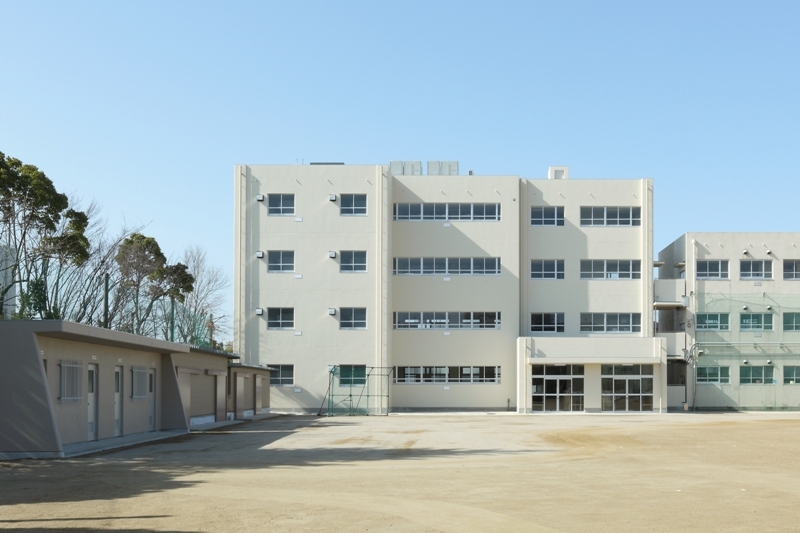 写真：校庭側からの全景。（西山小校舎棟）