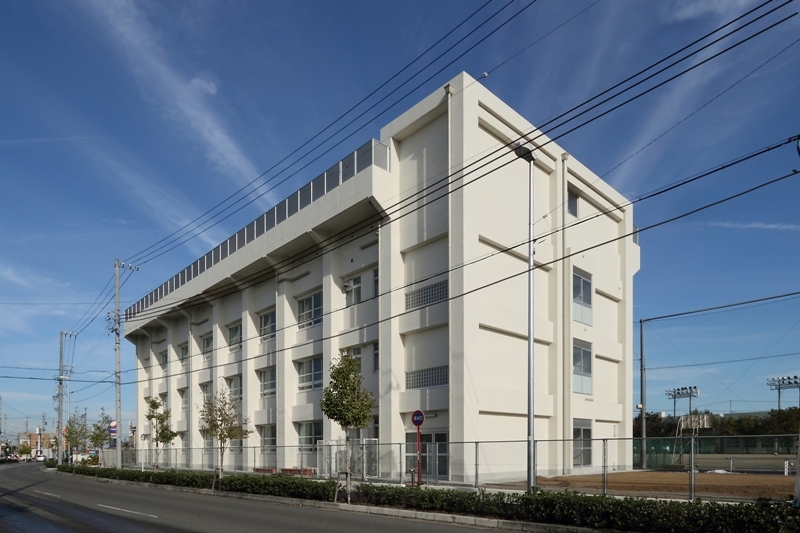 写真：周辺道路側からの斜め全景。