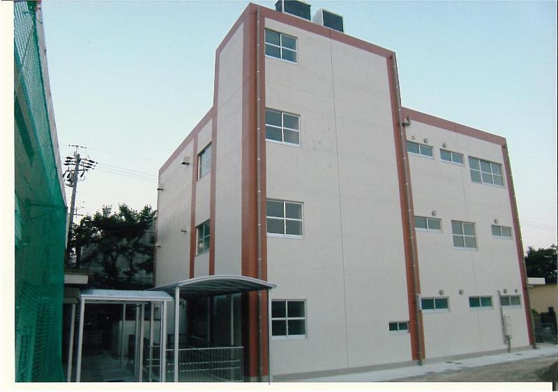 写真：校庭側からの全景。（篠原小校舎棟）