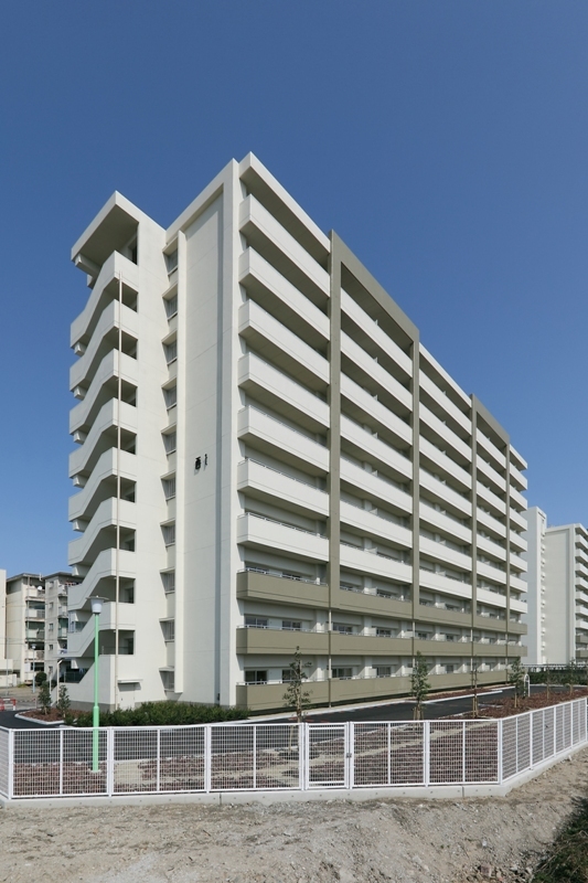 写真：バルコニー側（JR関西線側）からの斜め全景。（戸田荘西1棟）