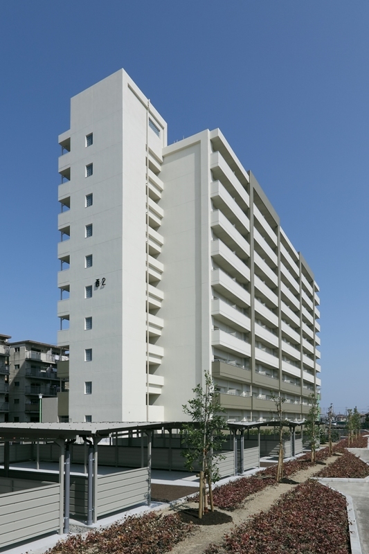 写真：バルコニー側（JR関西線側）からの斜め全景。（戸田荘西2棟）