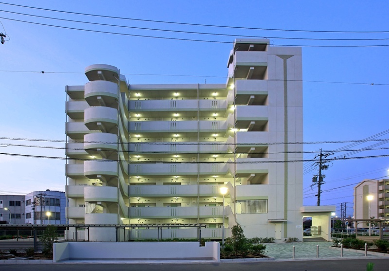 写真：廊下側の正面全景（夜景）。
