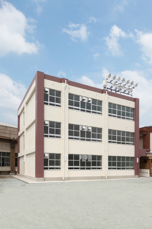 写真：校庭側からの全景。（山田中校舎棟）