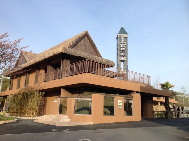 写真：南西面からの俯瞰的外観。