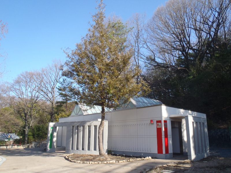 写真：入口方面を見た斜め方向の外観。