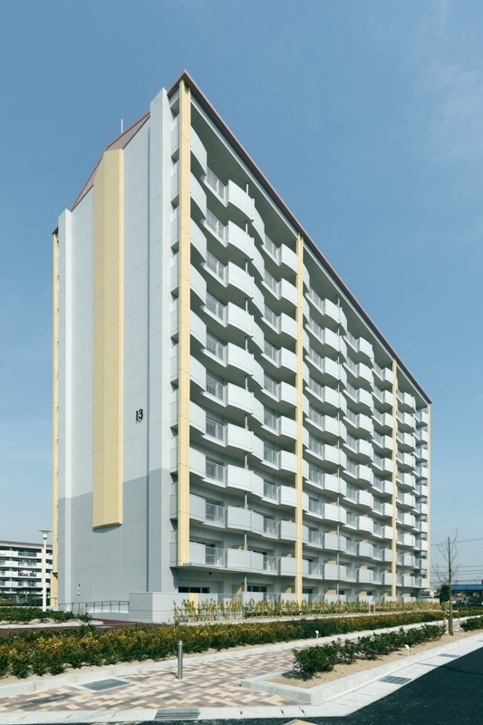 写真：南面バルコニー側の南西方向からの俯瞰的外観。