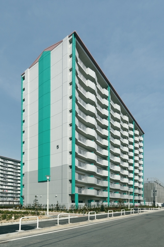 写真：南面バルコニー側の南西方向からの俯瞰的外観。