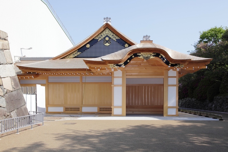 写真：玄関正面の俯瞰的外観