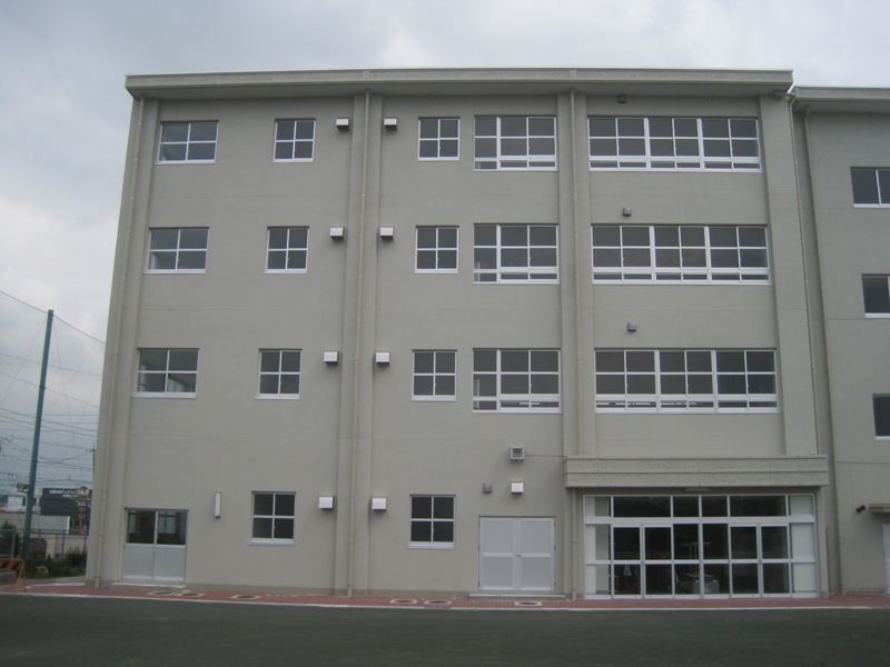 写真：校庭側からの南正面の外観。