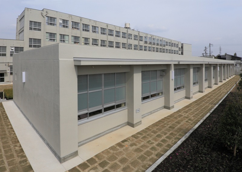 写真：南西側からの外観。