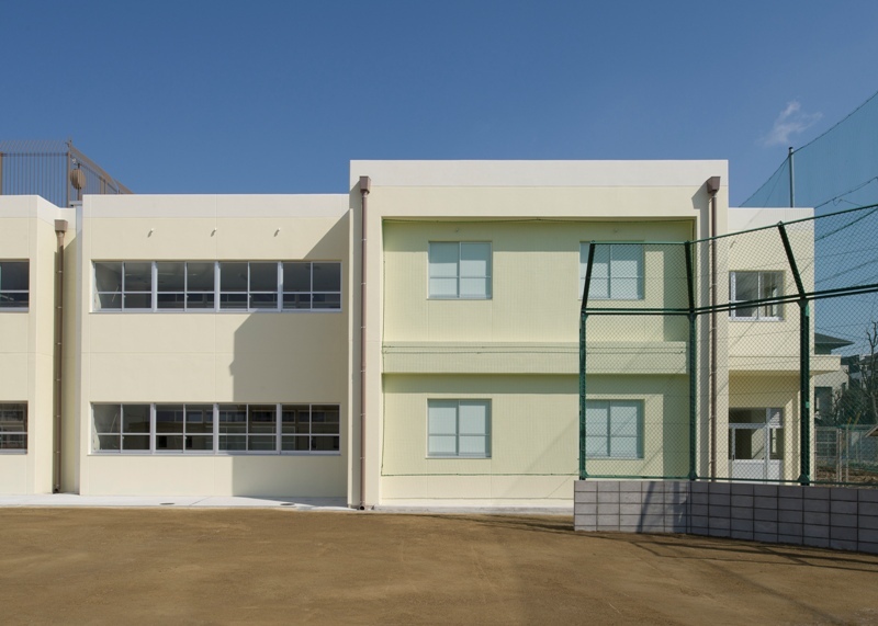 写真：校庭側からの南正面の外観。