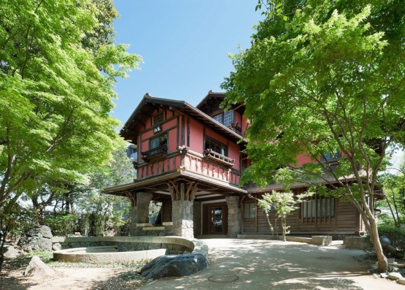 写真：玄関及び車寄せ部の俯瞰的外観