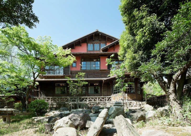 写真：南側庭園からの南正面の俯瞰的外観