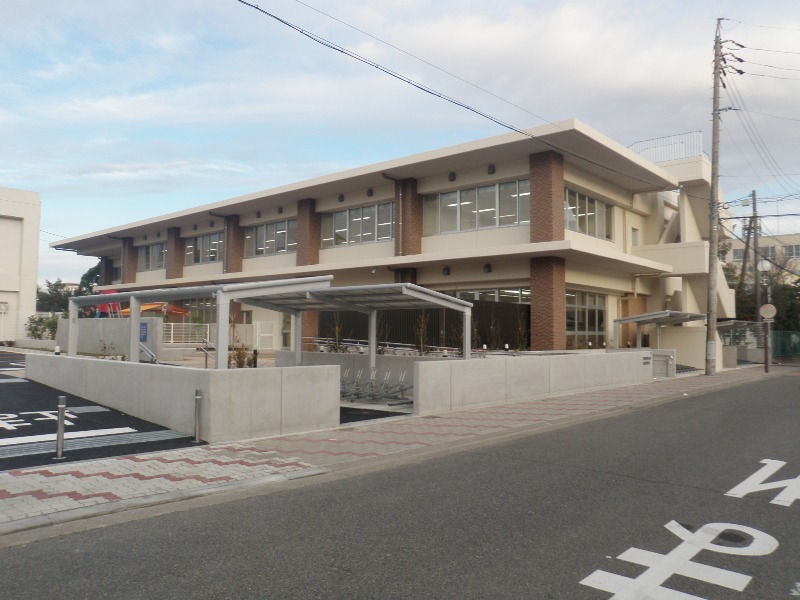 写真：南東方面からの斜め方向外観。