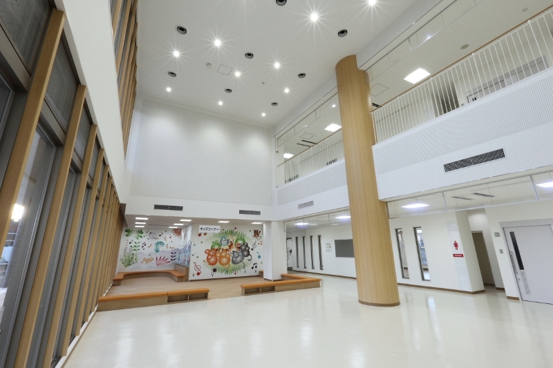 写真：1階交流ロビーの俯瞰的内観。