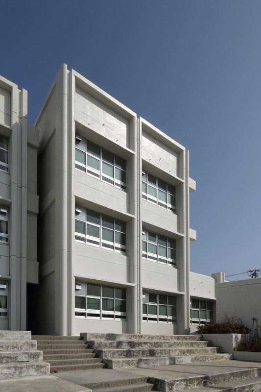 写真：校庭側からの南西方面の外観。