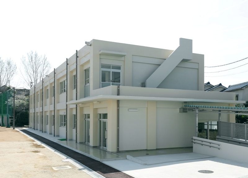 写真：北西方面からの斜め方向外観。