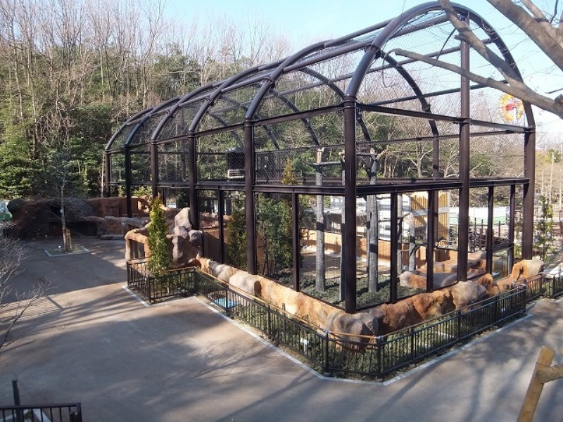 写真：南東方面からの斜め全景外観。