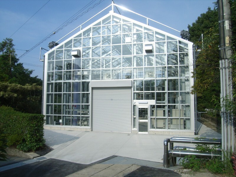 写真：入口付近の正面外観。