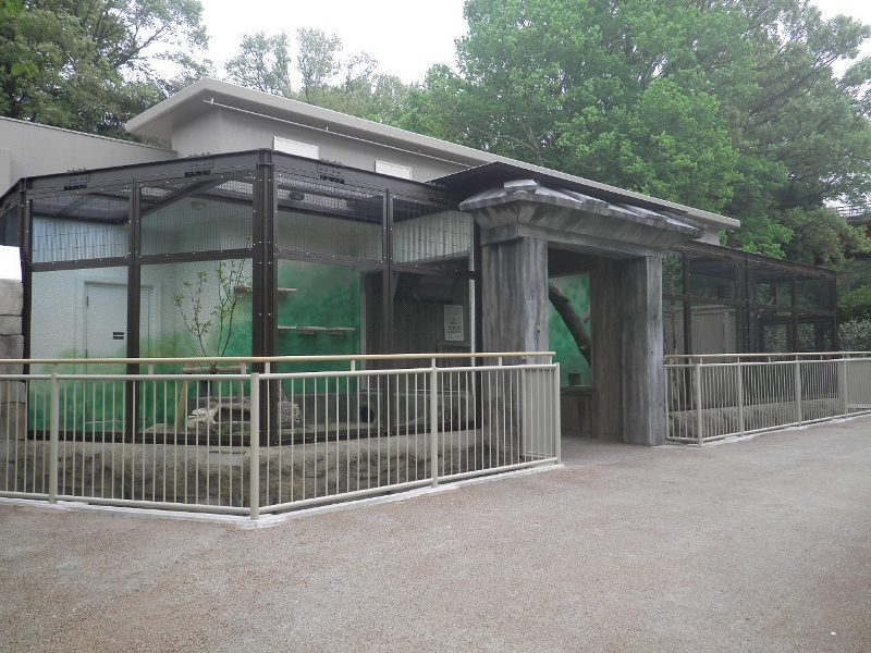 写真：入口側の斜め方向全景外観。