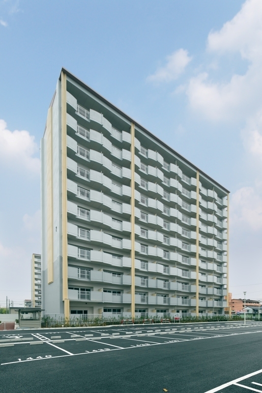 写真：南面バルコニー側の西南方向からの俯瞰的外観。