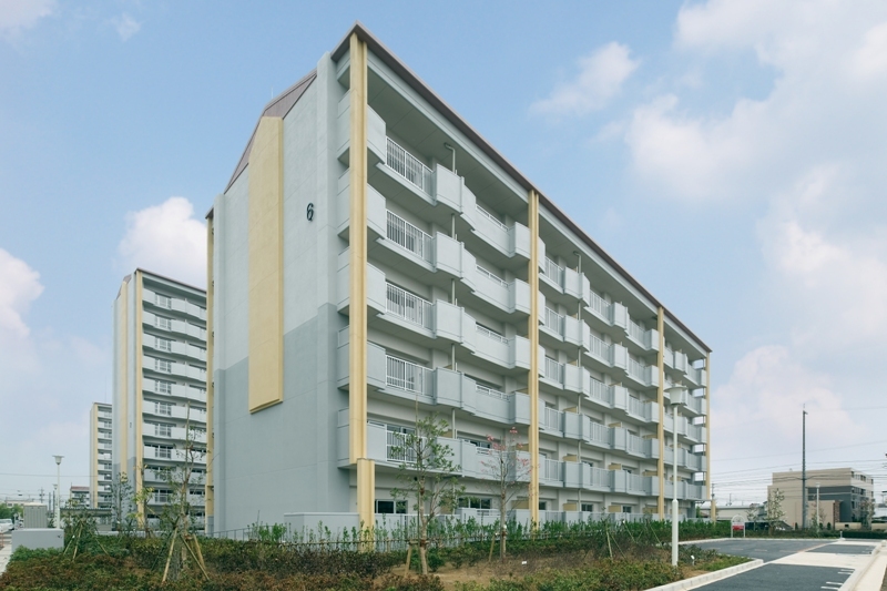 写真：南面バルコニー側の南西方向からの俯瞰的外観。