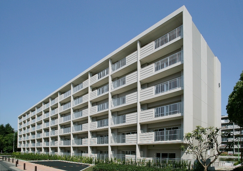 写真：南面バルコニー側の東南方向からの俯瞰的外観。