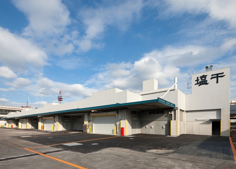 写真：南東方面からの全景外観。