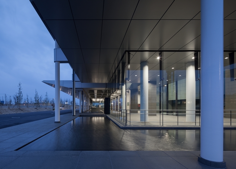 写真：南側から水盤を通した待合ホールの夜景