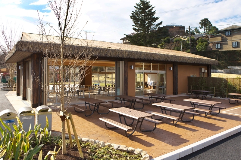 写真：室内空間も見通せる全景外観。