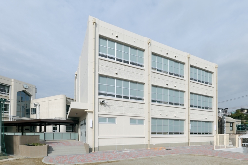 写真：南西方面からの全景外観。