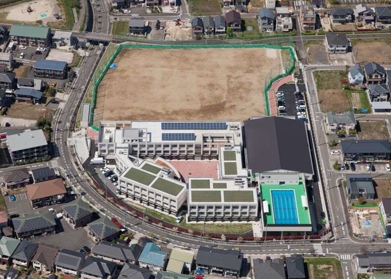 写真：南方面からの学校全景